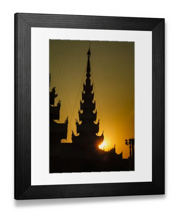 Framed Print : Close up on the Shwedagon Pagoda at sunset, Yangon, Myanmar Framed Print : Close up on the Shwedagon Pagoda at sunset, Yangon, Myanmar