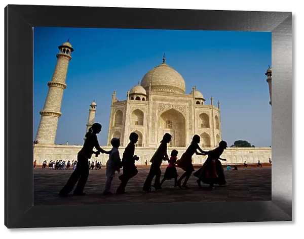 Children are playing in front of Taj Mahal