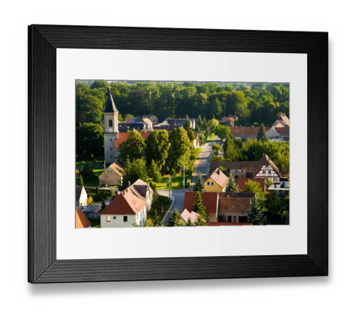 Framed Print : Luftaufnahme typische Darf in der Lausitz mit Kirche Framed Print : Luftaufnahme typische Darf in der Lausitz mit Kirche
