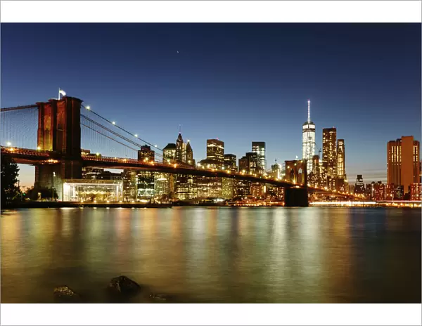 Brooklyn bridge and Manhattan at night, New York
