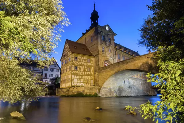 Bamberg, old city hall and river at night