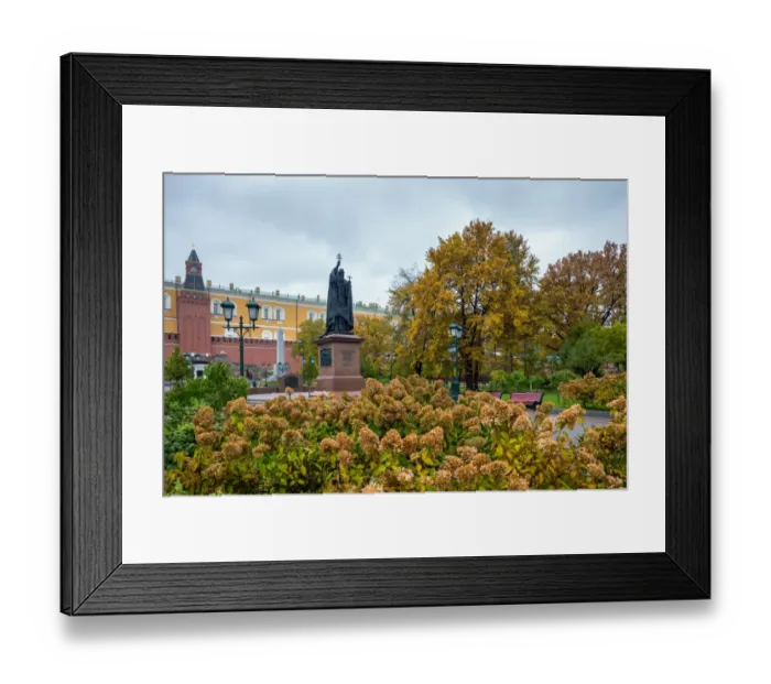 Framed Print : The garden behide Kremlin palace in autumn season, Moscow Framed Print : The garden behide Kremlin palace in autumn season, Moscow