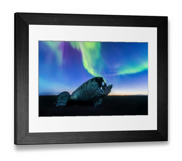 Framed Print : The wrecked plane and northern lights, Iceland Framed Print : The wrecked plane and northern lights, Iceland