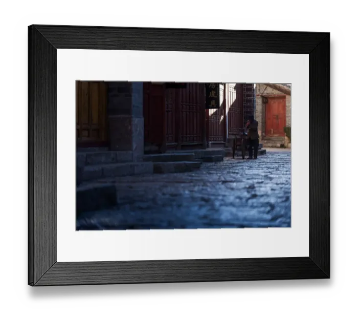 Framed Print : A chinese man in Lijiang old town Framed Print : A chinese man in Lijiang old town