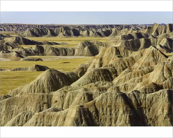 USA, South Dakota, Badlands NP, eroded landscape and grassland, autumn