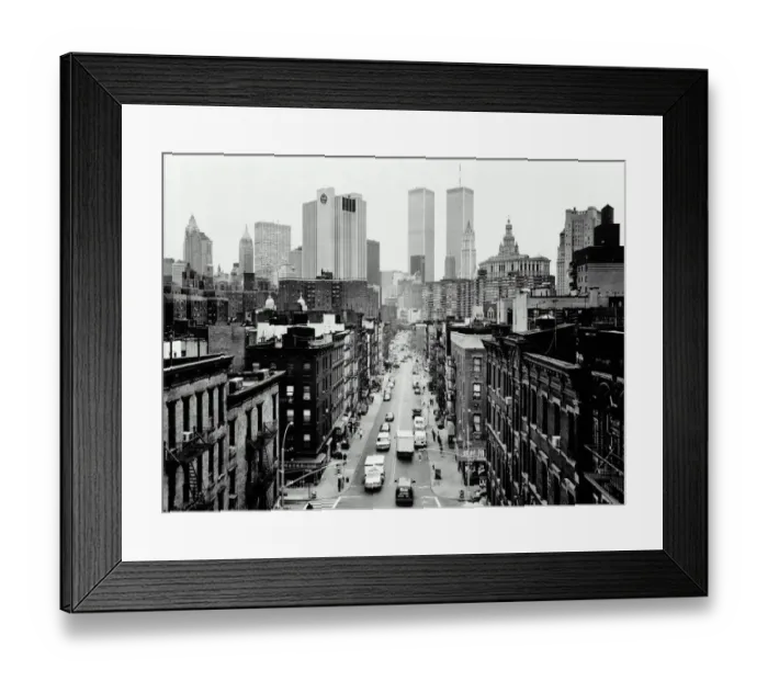 Framed Print : USA, New York City, Chinatown street and Manhattan skyline (B&W) Framed Print : USA, New York City, Chinatown street and Manhattan skyline (B&W)