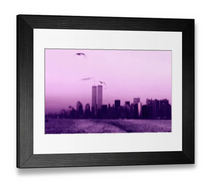 Framed Print : USA, New York City, Manhattan skyline (blurred motion, toned B&W) Framed Print : USA, New York City, Manhattan skyline (blurred motion, toned B&W)