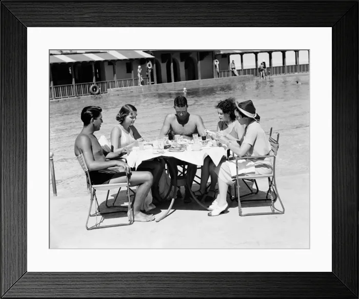 Framed Print : Group of people sitting poolside at hotel, eating dinner, Miami, Florida Framed Print : Group of people sitting poolside at hotel, eating dinner, Miami, Florida