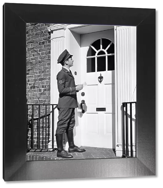 Teenage messenger boy delivering message at front door