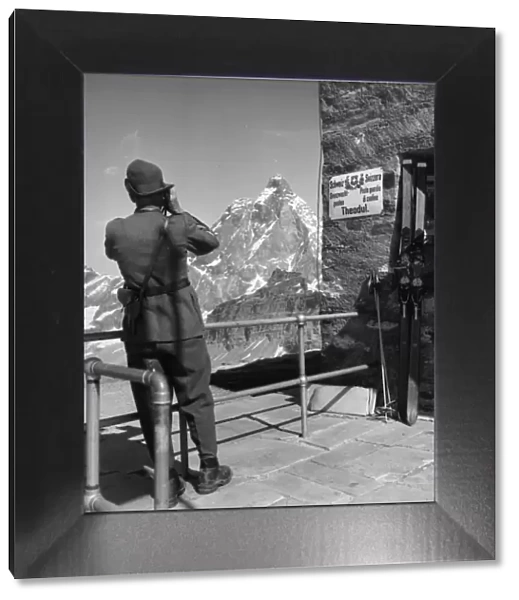 Theodul. circa 1955: A sentry guards the highest Swiss border control post at Theodul