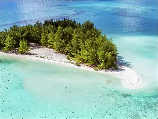 Motu Tapu, small island in the lagoon of Bora Bora, French Polynesia