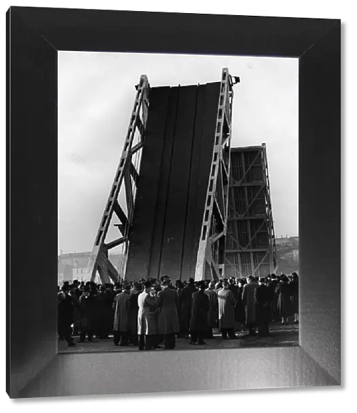 Bascules. Opening the worlds first aluminium alloy bascule bridge at the