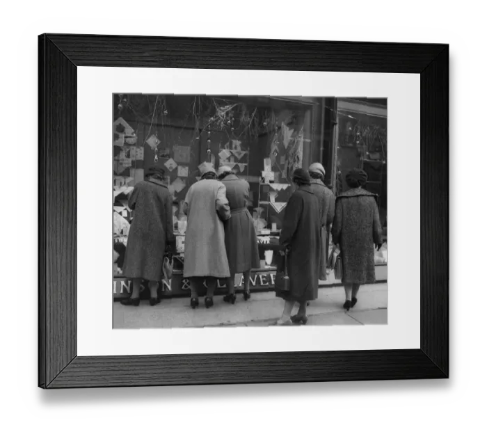 Framed Print : Christmas Shoppers Framed Print : Christmas Shoppers