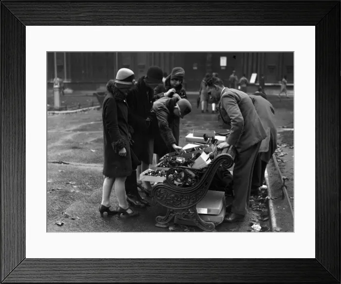 Framed Print : Poppy Day. 10th November 1929: Disabled ex-servicemen selling Flanders Framed Print : Poppy Day. 10th November 1929: Disabled ex-servicemen selling Flanders