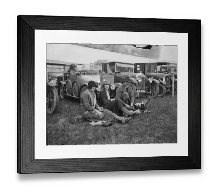 Framed Print : Racegoers. 5th March 1925: Racegoers at the South Framed Print : Racegoers. 5th March 1925: Racegoers at the South
