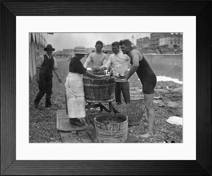 Framed Print : Phil Scot. 20th August 1925: British Heavyweight Champion Phil Scott gives Framed Print : Phil Scot. 20th August 1925: British Heavyweight Champion Phil Scott gives