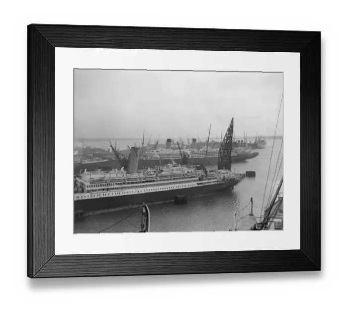 Framed Print : Almanzora. The Royal Mail liner Almanzora (foreground) moored at Southampton Dock Framed Print : Almanzora. The Royal Mail liner Almanzora (foreground) moored at Southampton Dock
