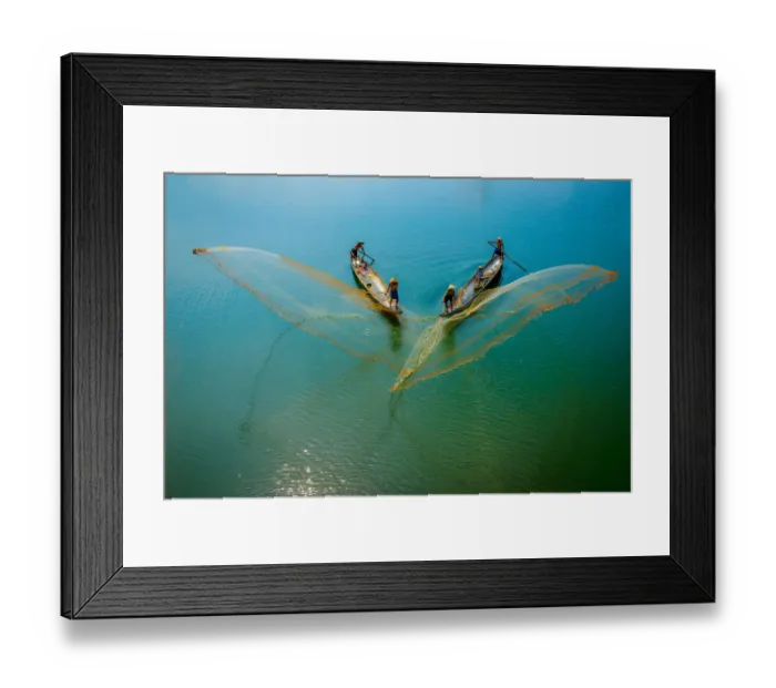 Framed Print : Fishermen throw fishing net on boats to catch fish in Hue, Vietnam Framed Print : Fishermen throw fishing net on boats to catch fish in Hue, Vietnam