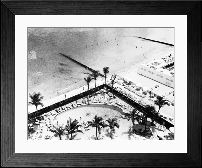 Framed Print : The Pool At The Sans Souci