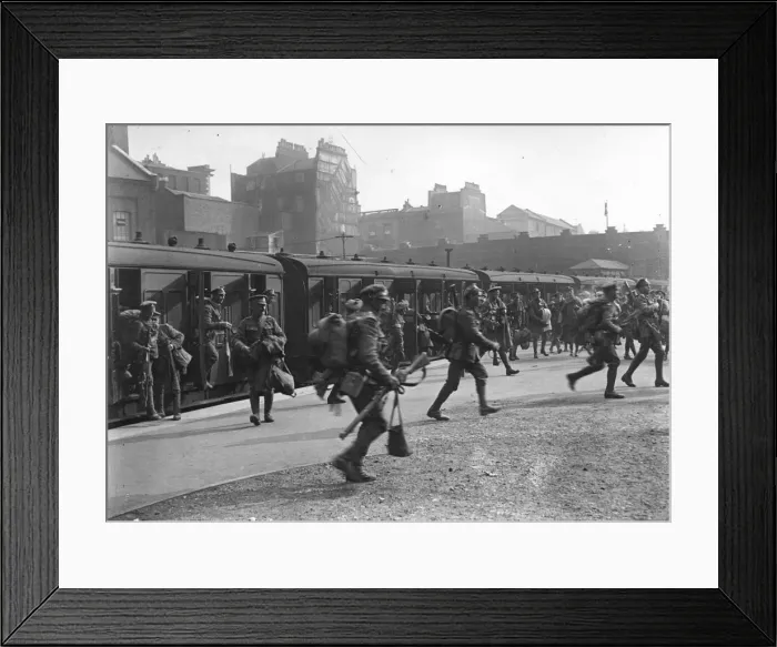 Framed Print : Troops. circa 1915: Troops leaving railway carriages at Victoria Station, London Framed Print : Troops. circa 1915: Troops leaving railway carriages at Victoria Station, London