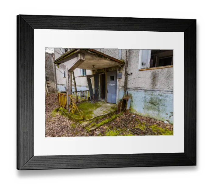Framed Print : Abandoned house in the Chernobyl zone, Pripyat, Ukraine Framed Print : Abandoned house in the Chernobyl zone, Pripyat, Ukraine
