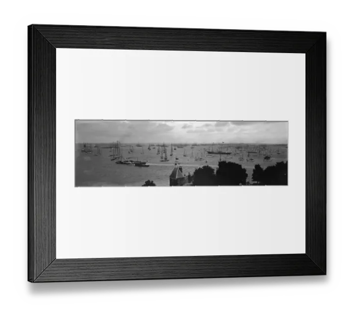 Framed Print : Cowes Harbour Framed Print : Cowes Harbour