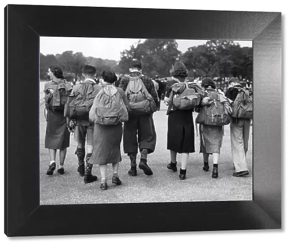 Hikers. circa 1940: A group of hikers from the Nottingham Hiking Club walking in Hyde Park