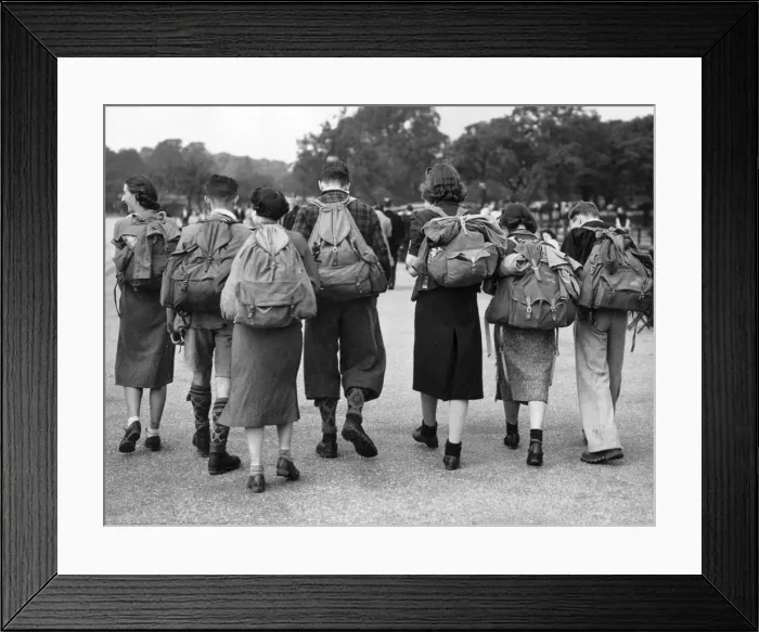Framed Print : Hikers. circa 1940: A group of hikers from the Nottingham Hiking Club walking in Hyde Park Framed Print : Hikers. circa 1940: A group of hikers from the Nottingham Hiking Club walking in Hyde Park