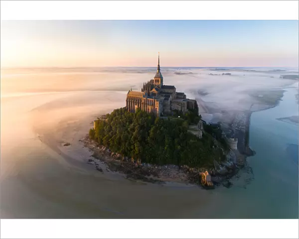 Vue aA rienne du Mont Saint-Michel au lever du soleil