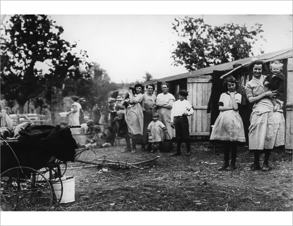 Hop Camp. circa 1910: Hop pickers in a camp in the Kentish hop fields