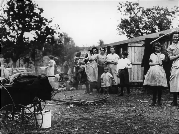 Hop Camp. circa 1910: Hop pickers in a camp in the Kentish hop fields