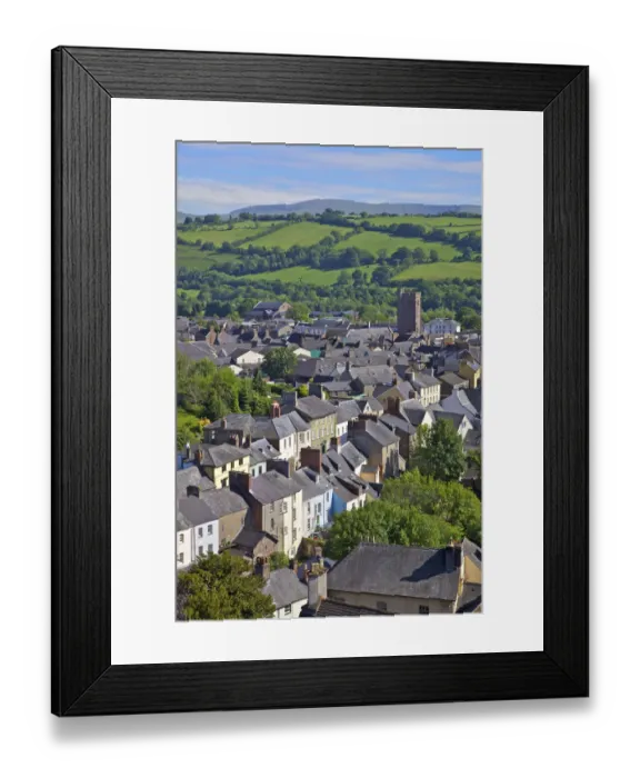 Framed Print : Brecon. Wales, Powys, Brecon - view over market town to Brecon Beacons