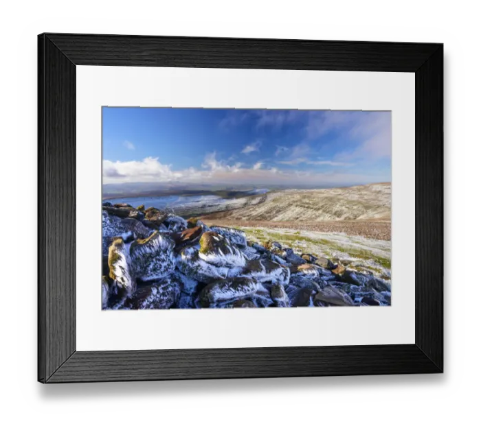 Framed Print : The Brecon Beacons seen from Pen y Gadair Fawr in the Black Mountains in the snow