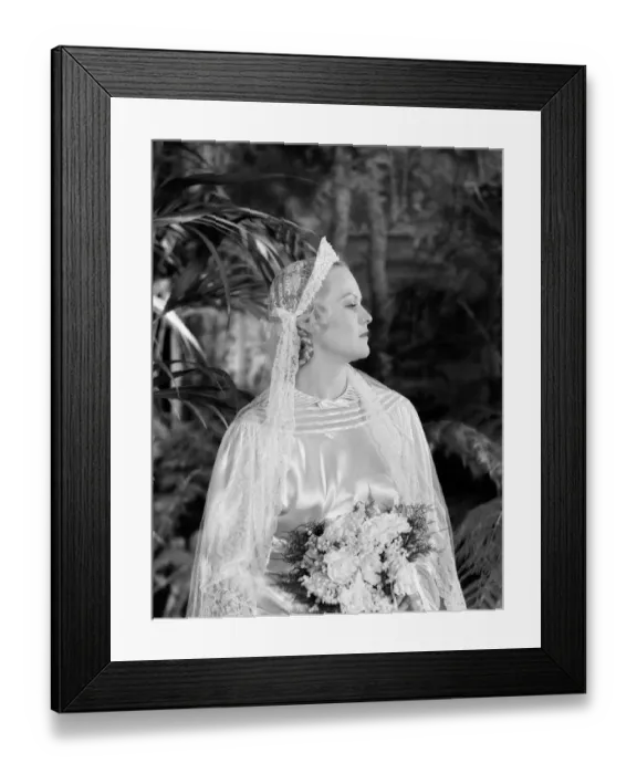 Framed Print : Bride wearing tiara, veil and silk wedding dress, holding bridal bouquet Framed Print : Bride wearing tiara, veil and silk wedding dress, holding bridal bouquet