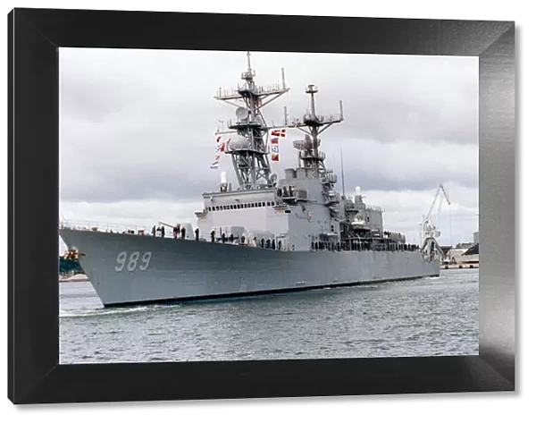 Destroyer USS Deyo arriving in port