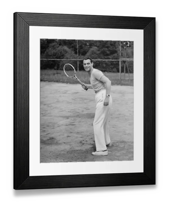 Framed Print : Man playing tennis, (B&W) Framed Print : Man playing tennis, (B&W)