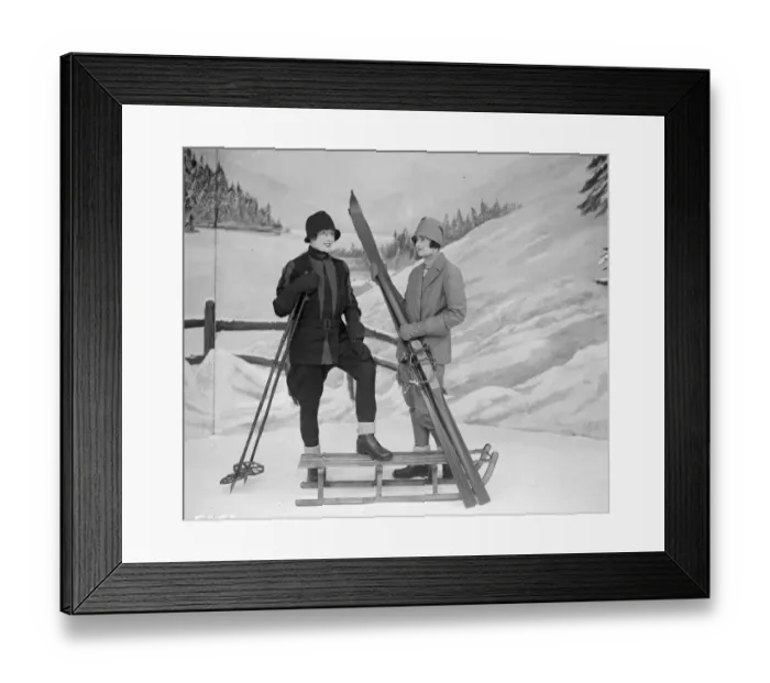 Framed Print : Ski Wear. November 1927: Skiing clothes being modelled at Burberrys Framed Print : Ski Wear. November 1927: Skiing clothes being modelled at Burberrys