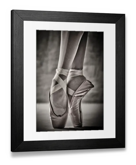 Framed Print : On Point. Close-up of professional ballet dancer on pointe