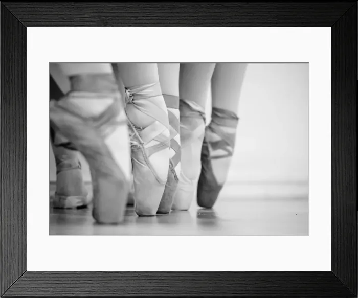 Framed Print : Ballet pointe black and white Framed Print : Ballet pointe black and white