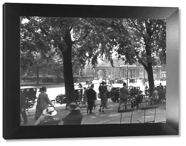 Hyde Park. circa 1930: View looking towards Hyde Park Corner in London