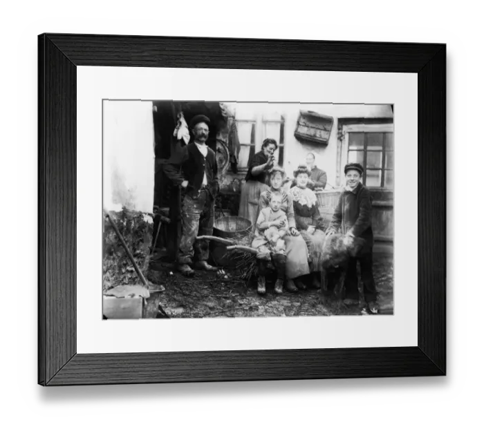 Framed Print : Parents, children (7-16) and mature women in front of farm house (B&W) Framed Print : Parents, children (7-16) and mature women in front of farm house (B&W)