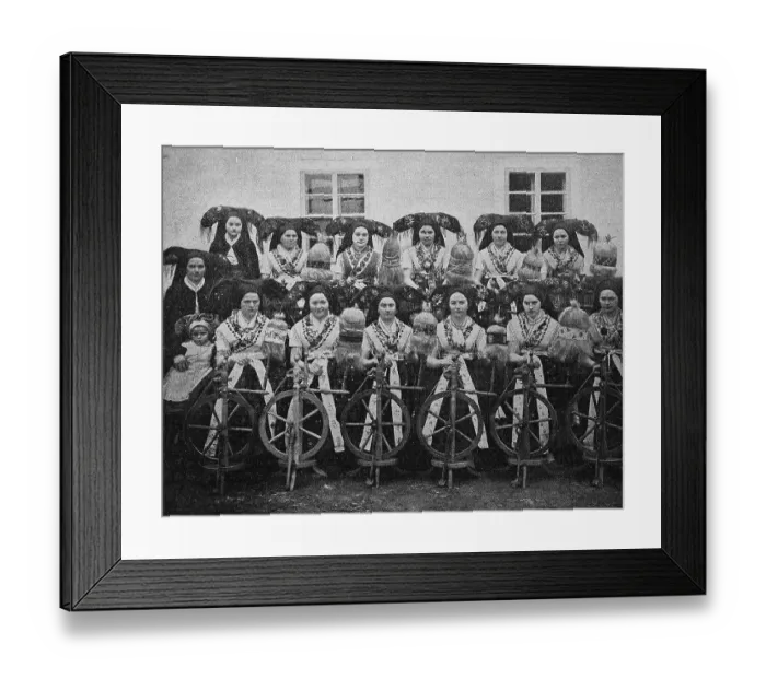 Framed Print : A Spinning Room Society in the Spreewald, Women with Spinning Wheel, Germany, Photo from 1895, Historic, Digital Reproduction of an Original 19th-century Original Framed Print : A Spinning Room Society in the Spreewald, Women with Spinning Wheel, Germany, Photo from 1895, Historic, Digital Reproduction of an Original 19th-century Original
