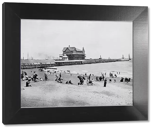 Antique black and white photograph of England and Wales: Lowestoft Pier