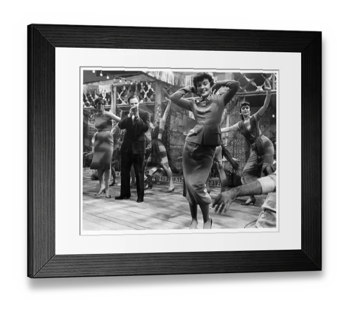 Framed Print : Marlon Brando And Jean Simmons In Guy And Dolls Framed Print : Marlon Brando And Jean Simmons In Guy And Dolls