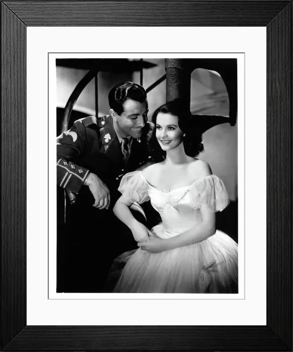 Framed Print : Robert Taylor And Vivien Leigh In Waterloo Bridge Framed Print : Robert Taylor And Vivien Leigh In Waterloo Bridge