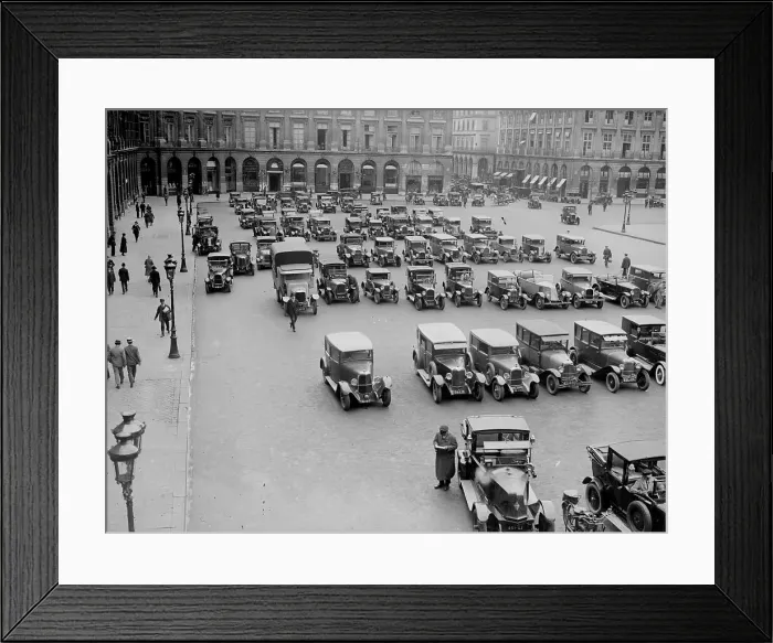 Framed Print : Car Park. 1929: Cars parked in a square in Paris. (Photo by Fox Photos / Getty Images) Framed Print : Car Park. 1929: Cars parked in a square in Paris. (Photo by Fox Photos / Getty Images)
