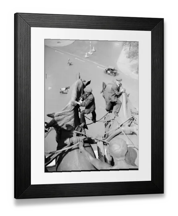 Framed Print : Statue Cleaners Framed Print : Statue Cleaners