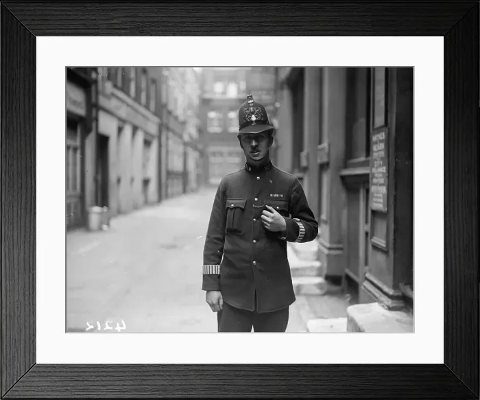 Framed Print : Ello Ello. May 1927: A British bobby on his beat. (Photo by Fox Photos / Getty Images) Framed Print : Ello Ello. May 1927: A British bobby on his beat. (Photo by Fox Photos / Getty Images)
