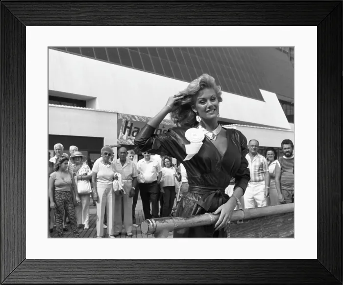 Framed Print : Susan Akin Arrives In Atlantic City Framed Print : Susan Akin Arrives In Atlantic City