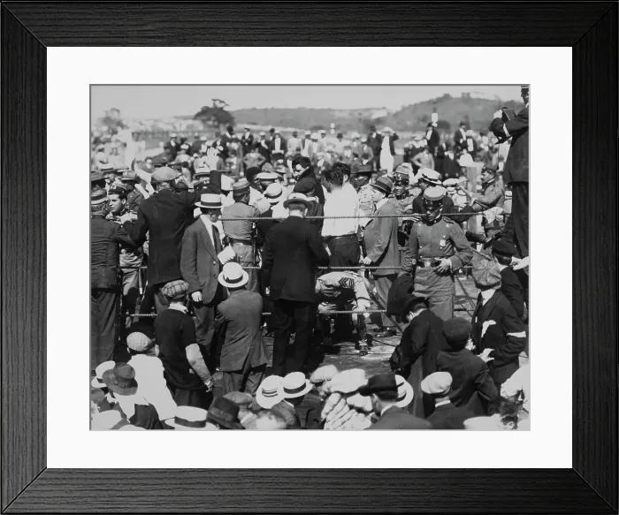 Framed Print : Jack Johnson Vs Jess Willard Framed Print : Jack Johnson Vs Jess Willard
